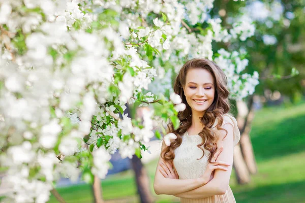 Jonge Mooie Vrouw Poseren Buurt Van Apple Boom Bloei — Stockfoto