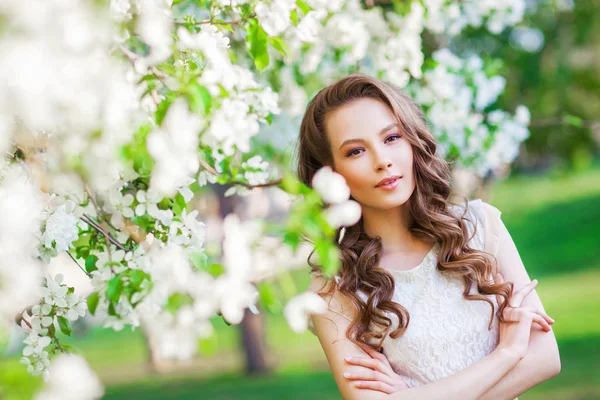 Jeune Belle Femme Posant Près Pommier Fleur — Photo