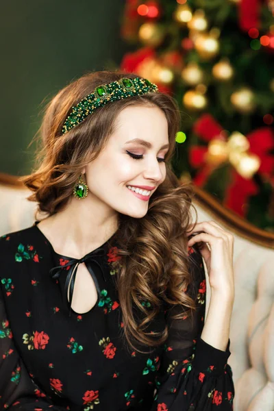 Noel Arifesinde Yeşil Bir Takı Ile Güzel Bir Genç Kadının — Stok fotoğraf