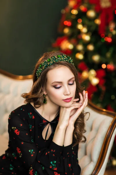 Noel Arifesinde Yeşil Bir Takı Ile Güzel Bir Genç Kadının — Stok fotoğraf