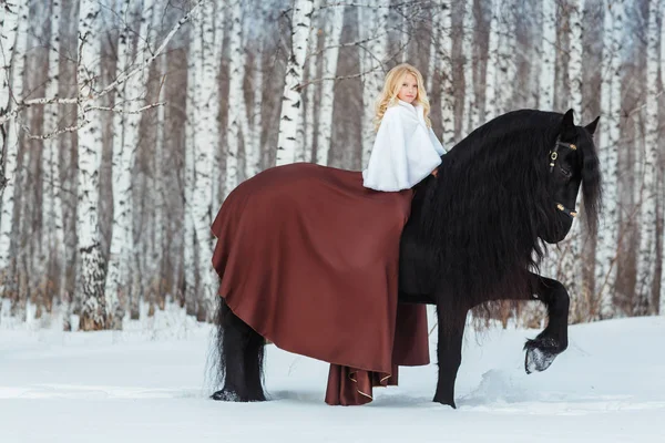 Kleines Mädchen Mit Einem Pferd — Stockfoto