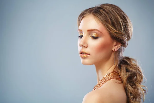 Retrato Mujer Rubia Con Estilo Mirando Hacia Abajo Con Maquillaje —  Fotos de Stock