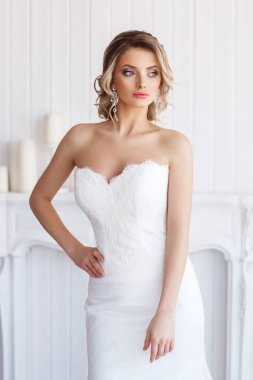 Beyaz gelinlik güzel genç kadın 