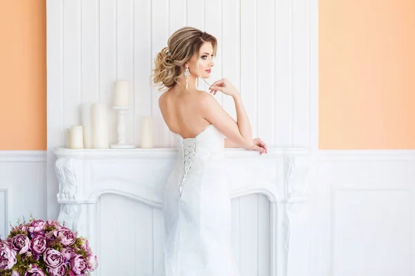 Gyönyörű Fiatal Fehér Menyasszonyi Ruha — Stock Fotó