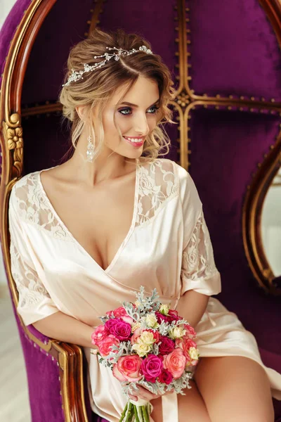 肘掛け椅子に花束とポーズのランジェリーの美しい若い女性 — ストック写真