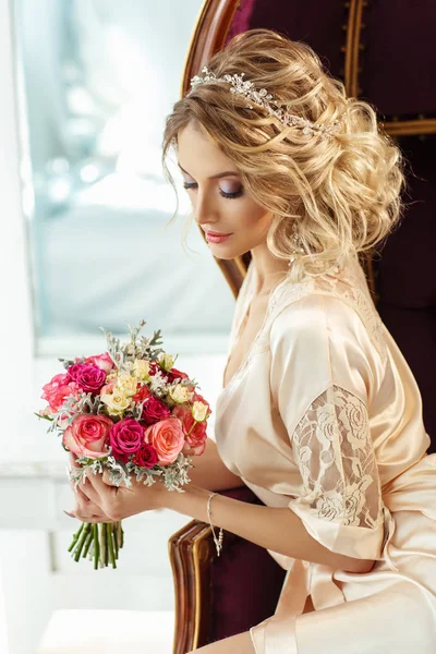 สาวสวยในช นใน โพสก อดอกไม บนเก — ภาพถ่ายสต็อก