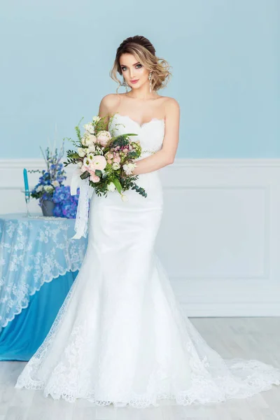 Splendida Giovane Donna Abito Sposa Bianco Con Bouquet — Foto Stock