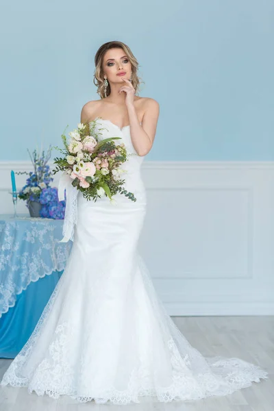 Linda Jovem Mulher Vestido Noiva Branco Com Buquê — Fotografia de Stock