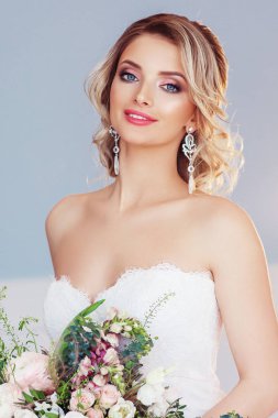 moda portre beyaz gelinlik içinde genç güzel kadın elbise buket ile poz 