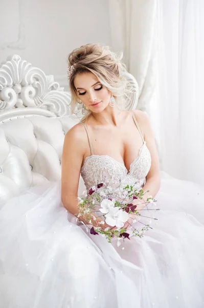 华丽的年轻女子在白色婚纱礼服与花束 — 图库照片