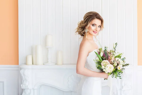 Linda Jovem Mulher Vestido Noiva Branco Com Buquê — Fotografia de Stock