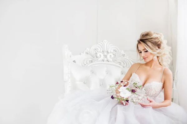 Hinreißende Junge Frau Weißen Hochzeitskleid Mit Blumenstrauß — Stockfoto