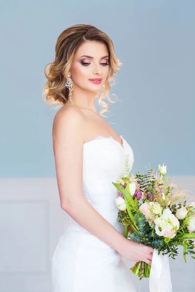 Gorgeous Νεαρή Γυναίκα Άσπρο Γαμήλιο Φόρεμα Μπουκέτο — Φωτογραφία Αρχείου