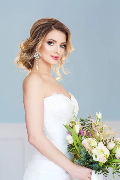 Splendida Giovane Donna Abito Sposa Bianco Con Bouquet — Foto Stock