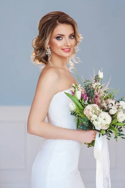 Красивая Молодая Женщина Белом Свадебном Платье — стоковое фото