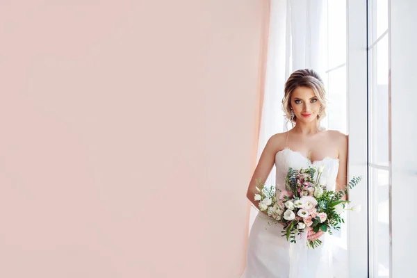 Splendida Giovane Donna Abito Sposa Bianco Con Bouquet — Foto Stock