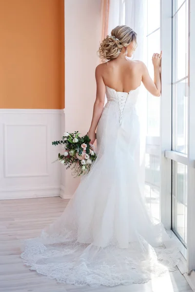 Gorgeous Νεαρή Γυναίκα Άσπρο Γαμήλιο Φόρεμα Μπουκέτο — Φωτογραφία Αρχείου