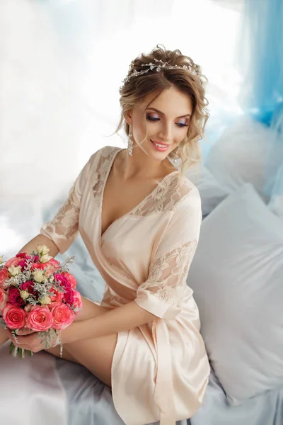 Beautiful Young Woman Lingerie Posing Bouquet Bed — Stock Photo, Image