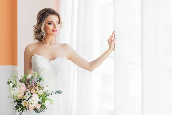 Linda Jovem Mulher Vestido Noiva Branco Com Buquê — Fotografia de Stock