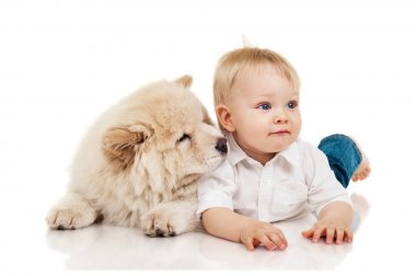 Uyumak puppie olan küçük çocuk