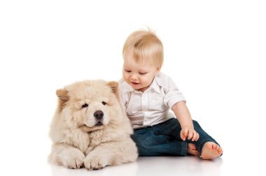 Uyumak puppie olan küçük çocuk