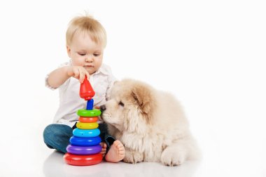 Uyumak puppie olan küçük çocuk