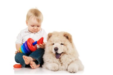 Uyumak puppie olan küçük çocuk