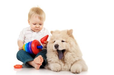 Uyumak puppie olan küçük çocuk