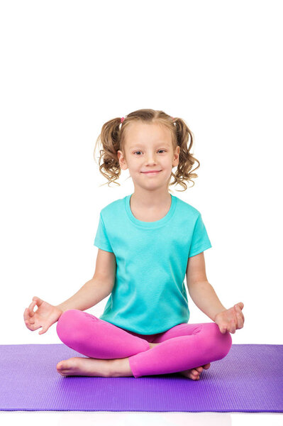 Маленькая девочка делает упражнения
