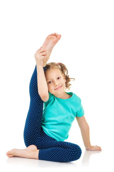 Küçük Kız Fitness Egzersizleri Yapıyor — Stok fotoğraf