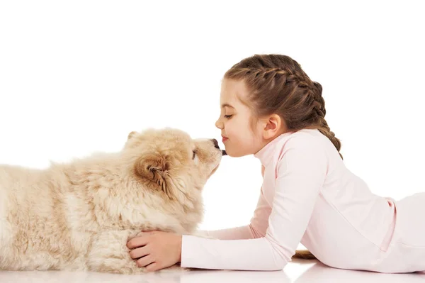 Kleines Mädchen Mit Chow Chow Welpen — Stockfoto