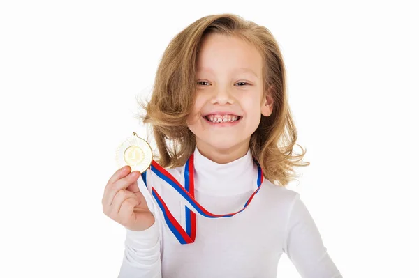 Retrato Menina Com Medalha Ouro Fundo Cinza — Fotografia de Stock