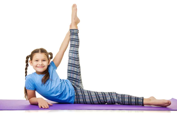 Kleines Mädchen Macht Yoga Übungen Auf Weißem Hintergrund — Stockfoto
