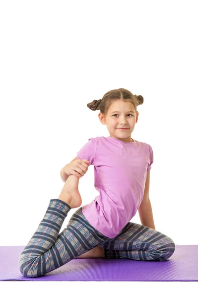 Liten Flicka Gör Yogaövning Vit Bakgrund — Stockfoto