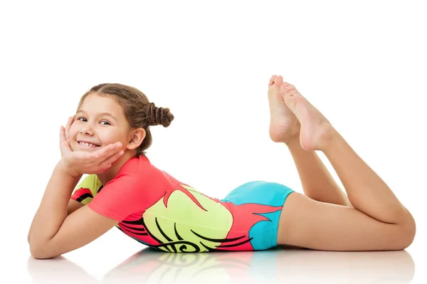 Küçük kız beyaz arka plan üzerinde Yoga egzersiz yaparak