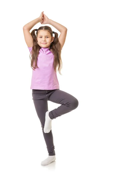 Küçük Kız Beyaz Arka Plan Üzerinde Yoga Egzersiz Yaparak — Stok fotoğraf