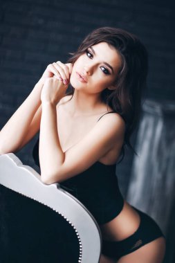 güzel genç kadın ayakta siyah iç çamaşırı poz