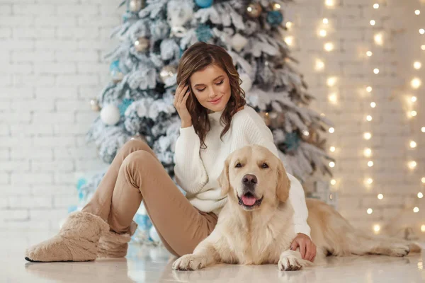 Happy Usmívající Žena Pûdû Roztomilý Pes Sedí Podlaze Vánoční Stromeček — Stock fotografie