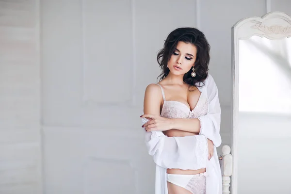 Jonge Mooie Vrouw Poseren Witte Sexy Lingerie — Stockfoto