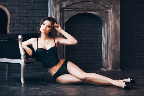 Mooie Jonge Vrouw Poseren Zwarte Lingerie Zittend Vloer — Stockfoto