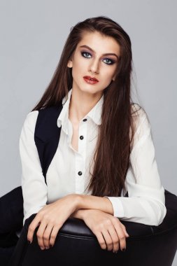 şık giysiler içinde poz genç güzel kadın portresi