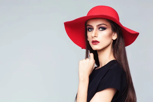 Retrato Una Hermosa Mujer Joven Con Elegante Sombrero Rojo — Foto de Stock