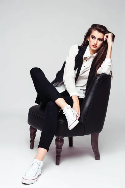 Young Beautiful Woman Posing Sitting Arm Chair Stylish Clothes Keds — Stock Photo, Image