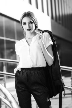 Şık elbiseleri, açık güzel esmer kız portresi. Siyah beyaz resim