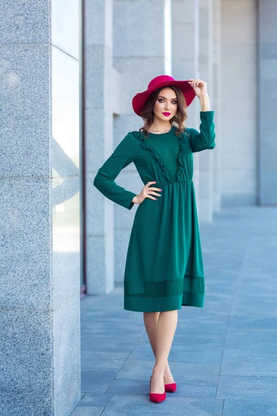 Retrato Longitud Completa Hermosa Mujer Vestido Verde Elegante Sombrero Rojo —  Fotos de Stock