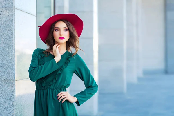 Retrato Aire Libre Hermosa Mujer Posando Vestido Verde Elegante Sombrero — Foto de Stock