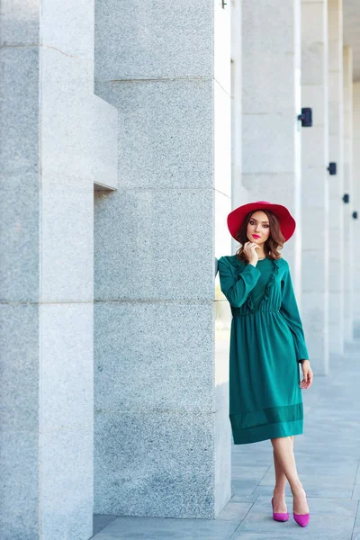 Retrato Comprimento Total Mulher Bonita Vestido Verde Elegante Chapéu Vermelho — Fotografia de Stock