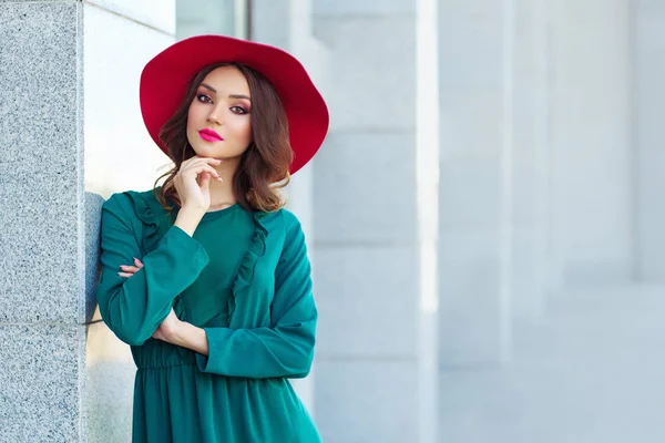 Retrato Livre Bela Mulher Posando Vestido Verde Elegante Chapéu Vermelho — Fotografia de Stock