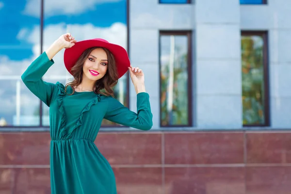 Retrato Aire Libre Hermosa Mujer Posando Vestido Verde Elegante Sombrero —  Fotos de Stock
