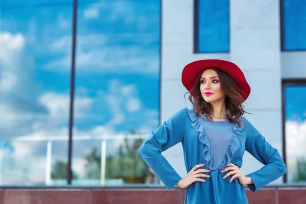 Außenporträt Einer Hübschen Frau Blauem Kleid Und Rotem Hut — Stockfoto